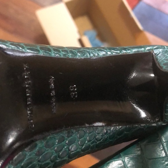 Crocodile pattern heels by Burberry - Picture 6 of 6